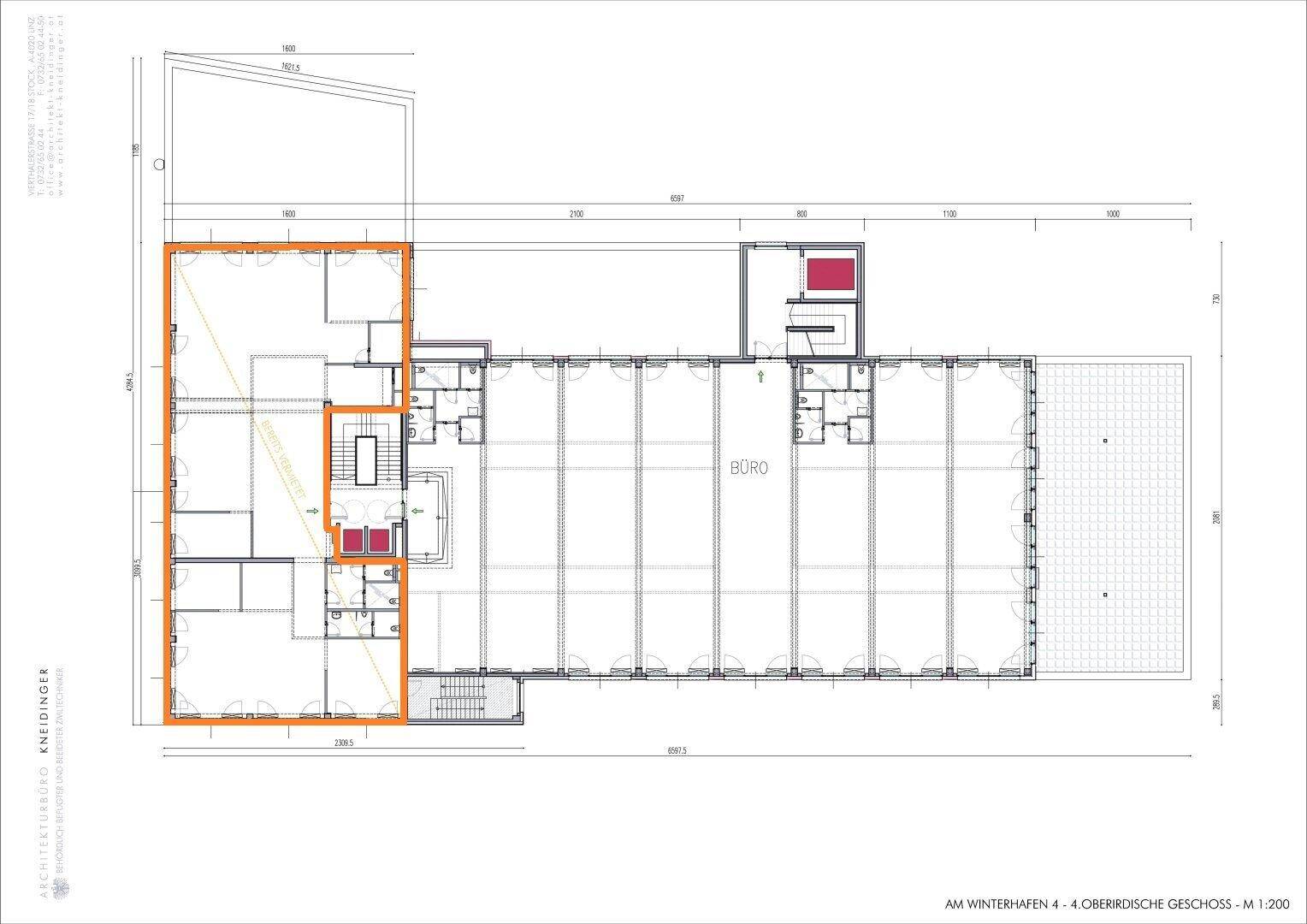 Grundriss des dritten Obergeschosses mit Bürobereichen und einer großen, offenen Fläche, die als Dachterrasse dienen könnte.