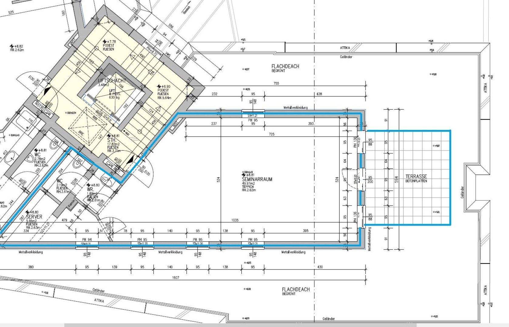Detaillierter Grundriss mit einem großen Seminarraum und einer angrenzenden Terrasse.