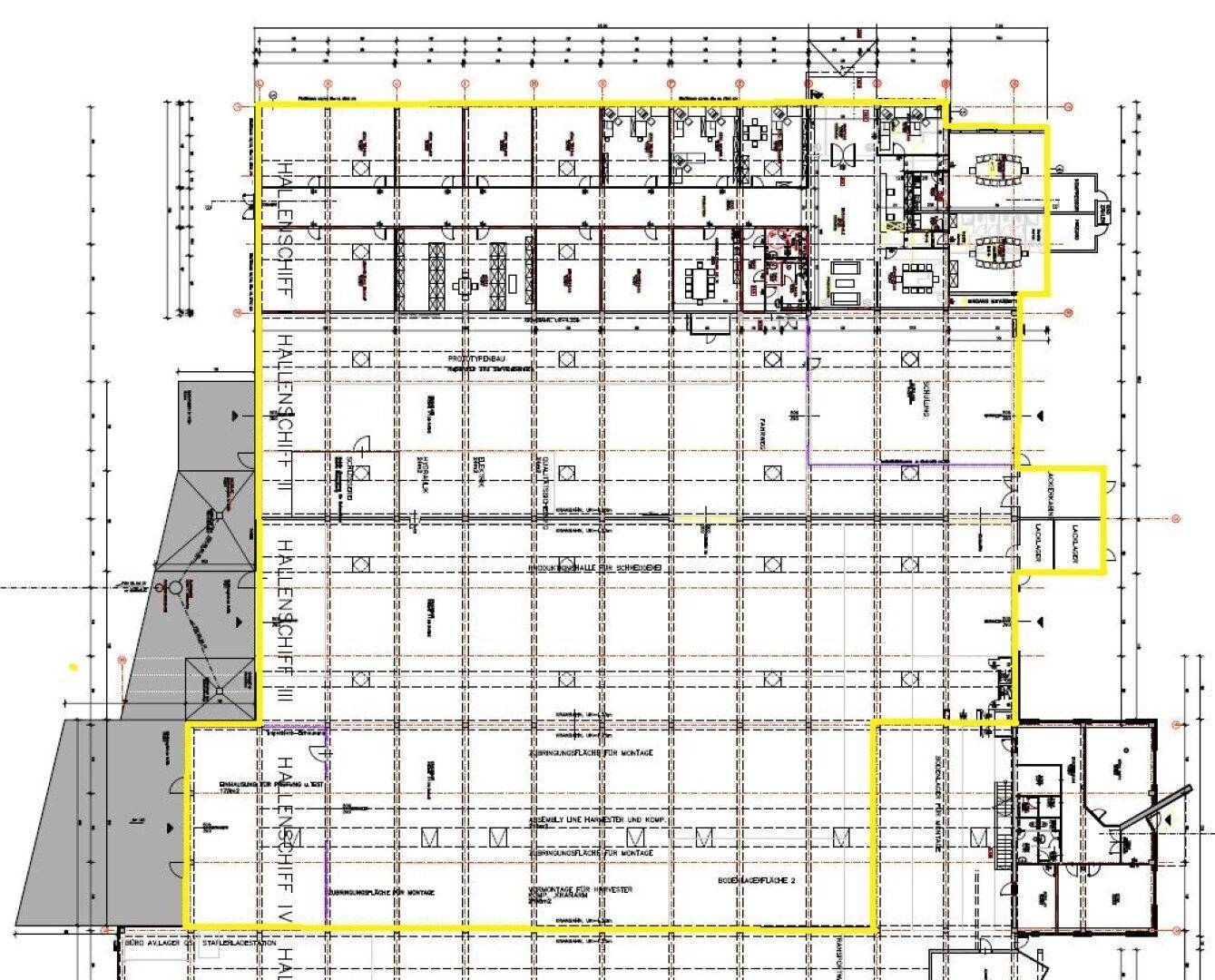 Detaillierter Grundriss eines großen Industrie- oder Gewerbegebäudes mit verschiedenen Hallenschiffen und Bürobereichen.