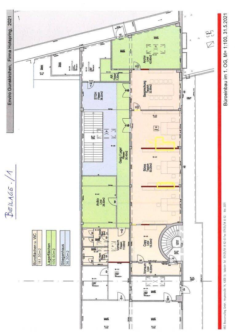 Detaillierter Grundriss eines Bürogebäudes mit verschiedenen Räumen, Treppenhaus, Aufzug und Balkonen.