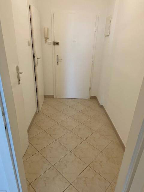 Heller Eingangsbereich mit Fliesenboden und Zugang zu verschiedenen Räumen der Wohnung.