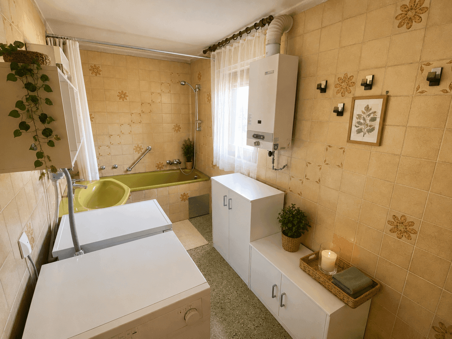 Badezimmer im 80er-Jahre-Stil mit gelben Fliesen, grüner Badewanne und Waschmaschine, hell und funktional.