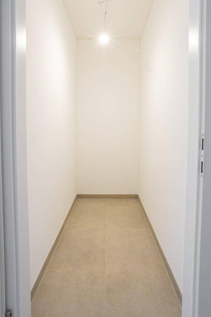 Praktischer Abstellraum mit Fliesenboden und weißen Wänden, ideal für zusätzlichen Stauraum.