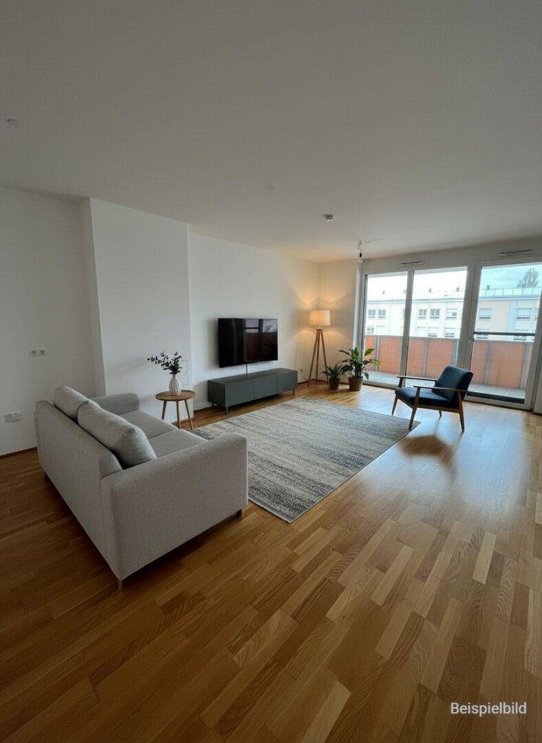 Helles Wohnzimmer mit Holzboden, großen Fenstern und Zugang zu einem Balkon, modern eingerichtet.