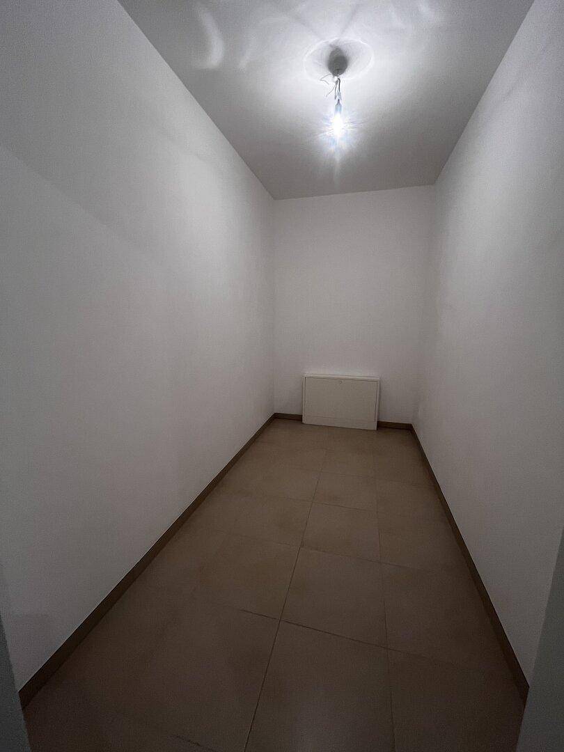 Kleiner, leerer Abstellraum mit Fliesenboden und einer Heizungsinstallation.