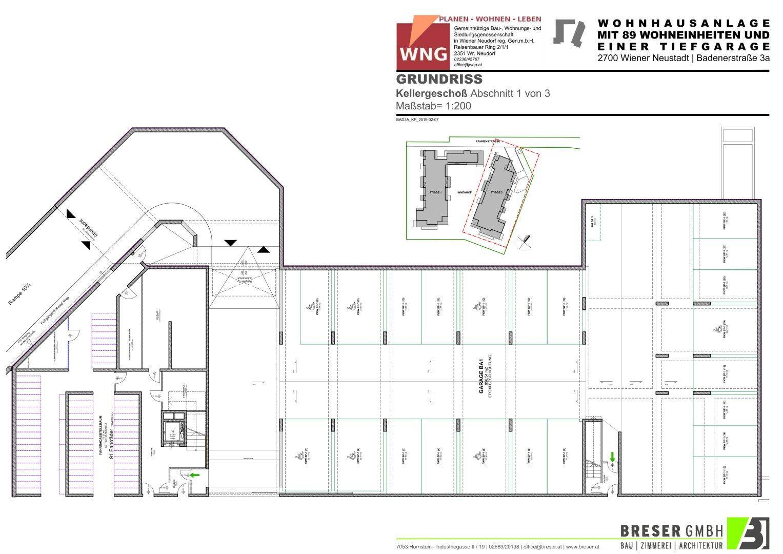 Erster Abschnitt des Kellergeschoss-Grundrisses mit Tiefgaragenstellplätzen und der Hauptzufahrt für Fahrzeuge.