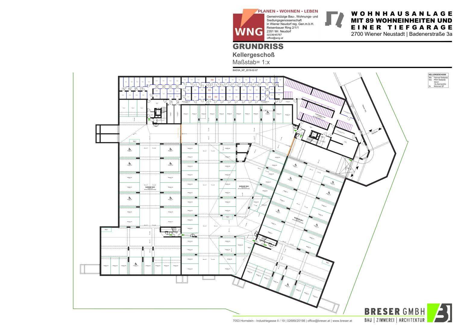 Gesamtgrundriss des Kellergeschosses einer Wohnhausanlage mit zahlreichen Parkplätzen und Zugängen.