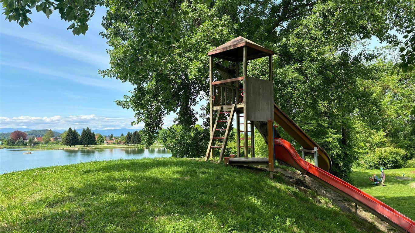 Kinderspielplatz am See