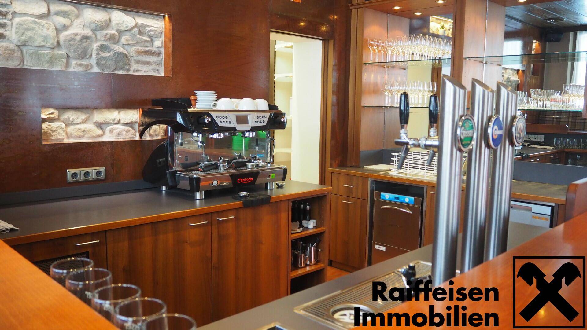 Detailansicht der Bar mit professioneller Kaffeemaschine, Zapfanlage und Gläsern, bereit für den Service.