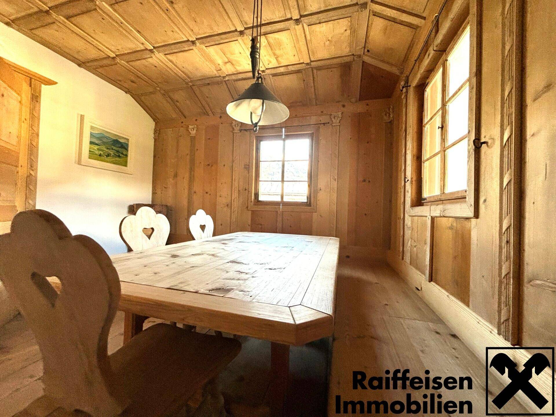 Rustikaler Essbereich mit Holztäfelung an Wänden und Decke, sowie traditionellen Holzmöbeln.