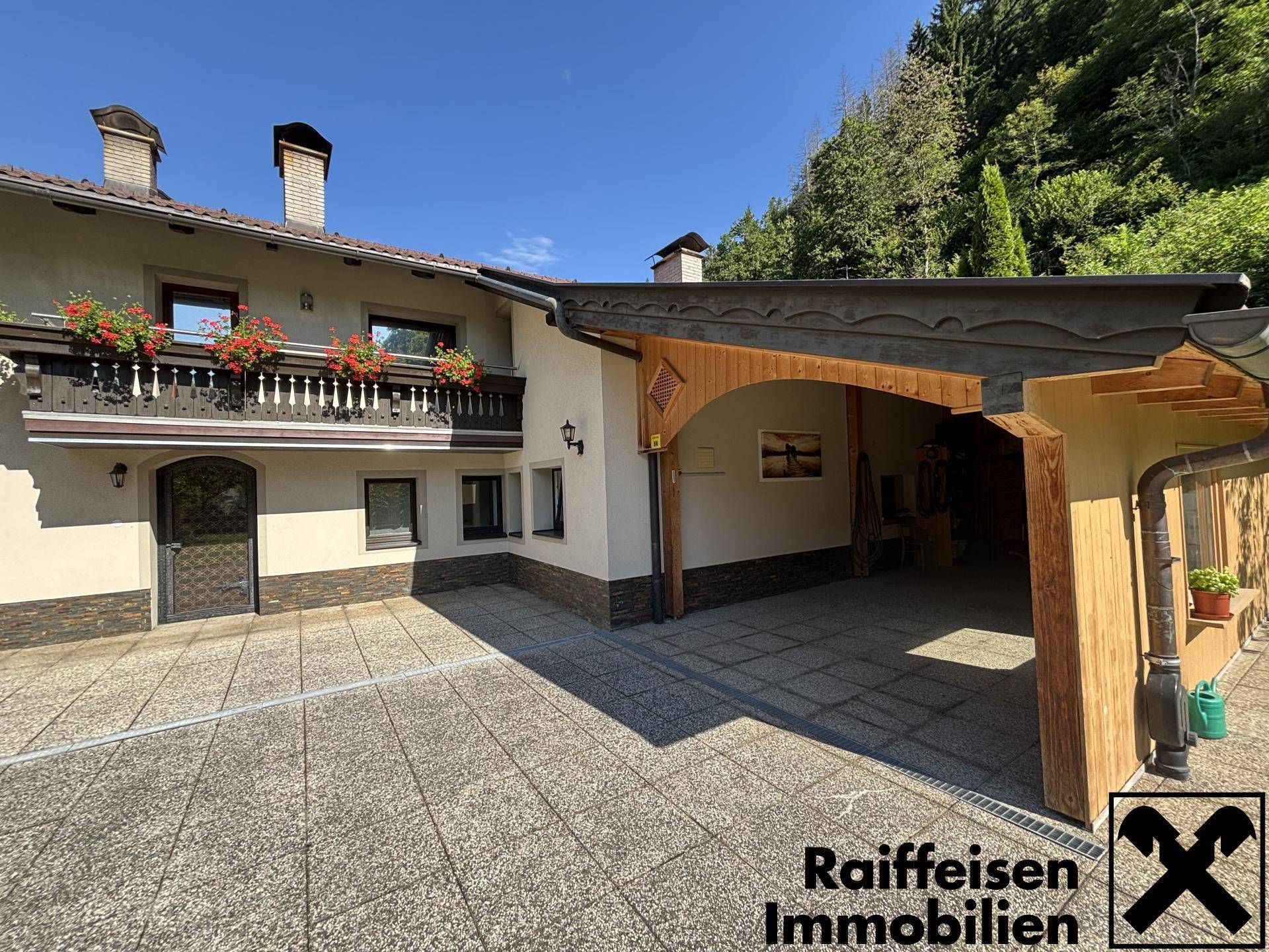 Vorplatz mit Carport