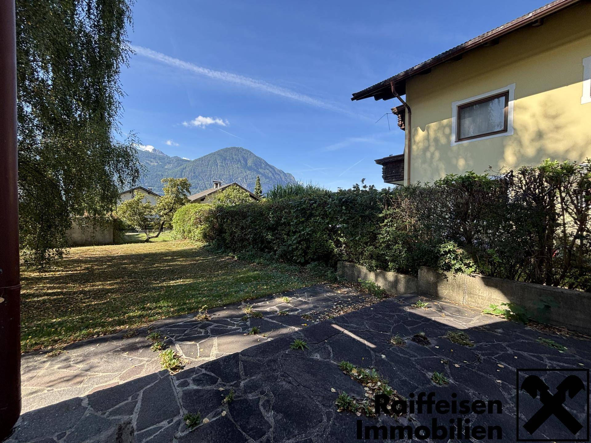 Terrasse mit Blick in den Garten