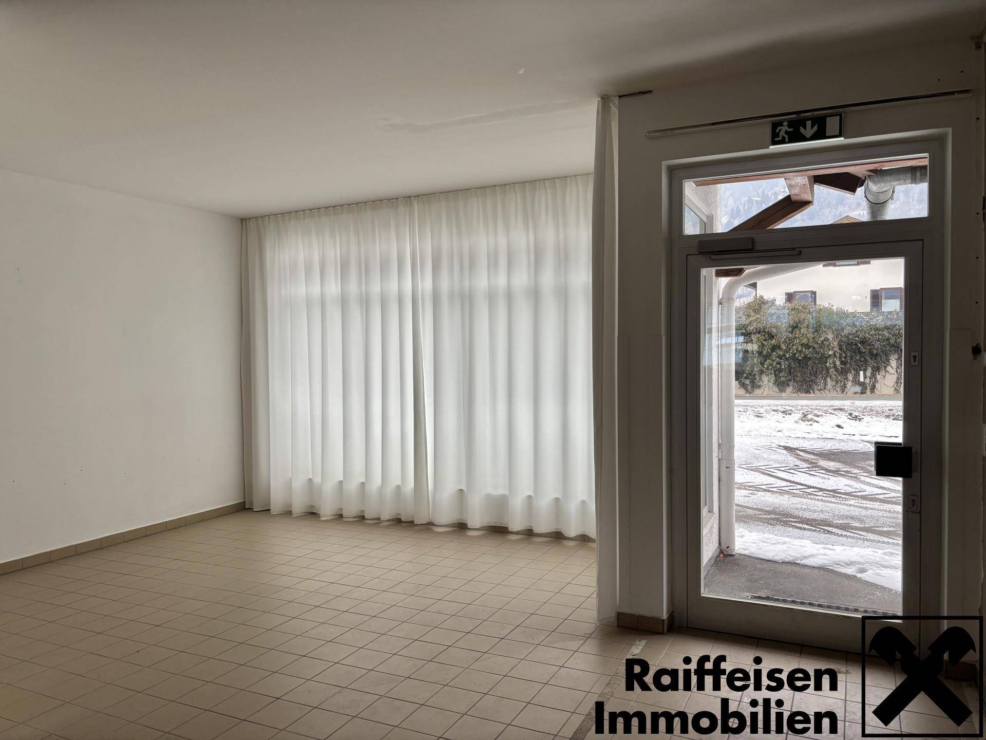 Heller Innenraum mit großen Fenstern, weißen Vorhängen und Fliesenboden, ideal für Gewerbe.