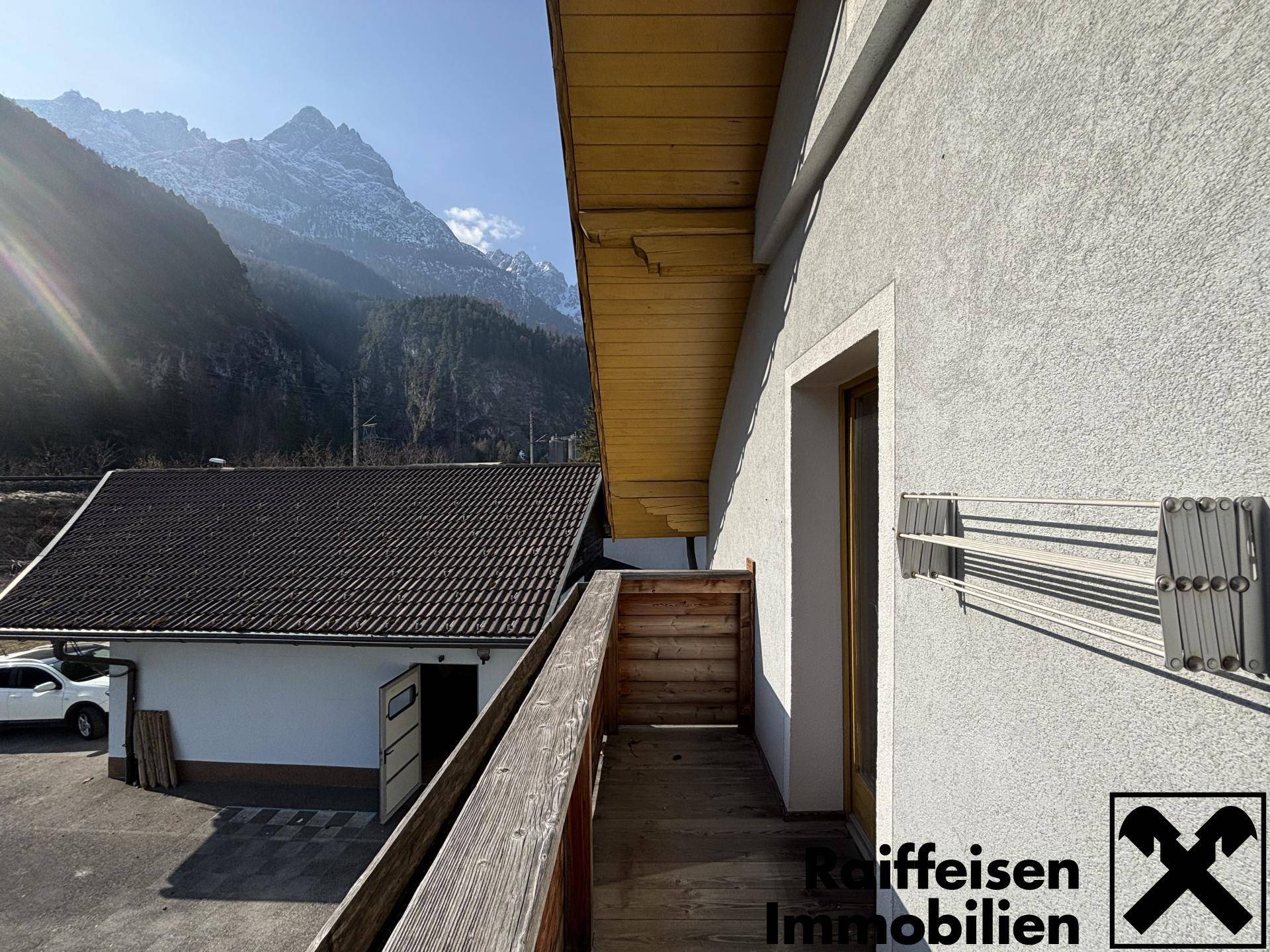 Balkon mit Wäscheständer und beeindruckendem Blick auf die umliegenden Berge.
