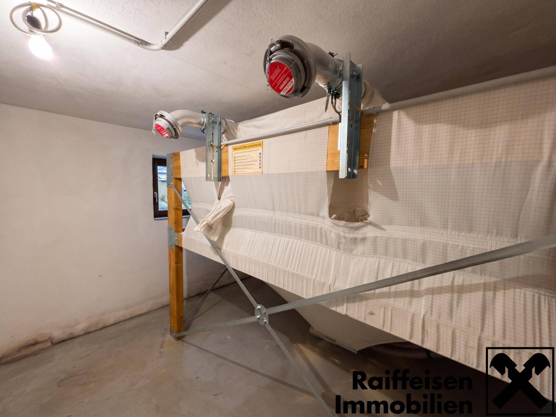 Lagerraum im Keller mit Vorrichtung für Pellets oder andere Brennstoffe.