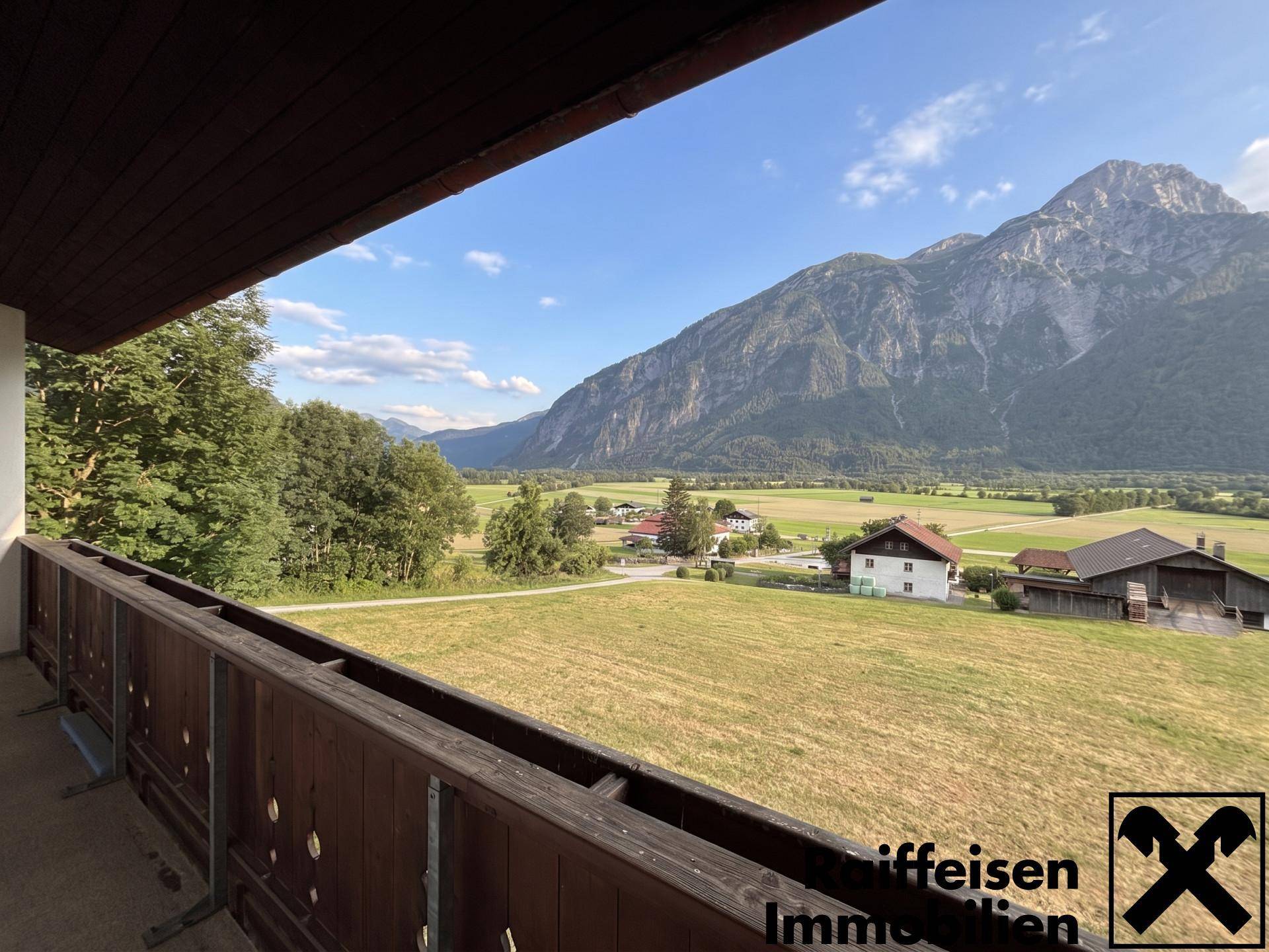 Geräumiger Balkon mit atemberaubendem Blick auf die Berge und die umliegende Landschaft.