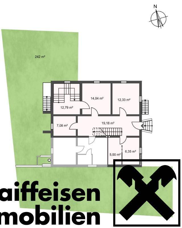 Grundriss des Erdgeschosses mit mehreren Räumen, Treppen und angrenzender Gartenfläche.