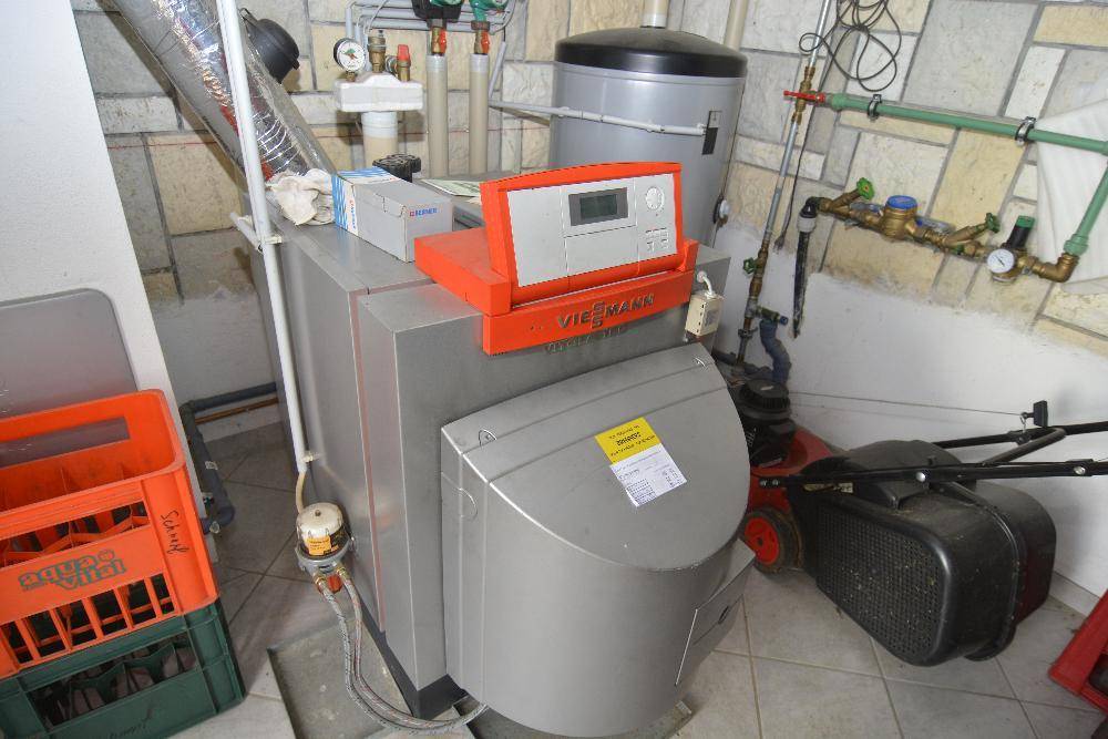 Heizraum mit einem Viessmann Heizsystem und verschiedenen Rohrleitungen für die Wärmeversorgung des Hauses.