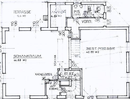 Grundriss zeigt Terrasse, Schankraum, Presse, Anrichte, WC und Kachelofen im Erdgeschoss des Gebäudes.