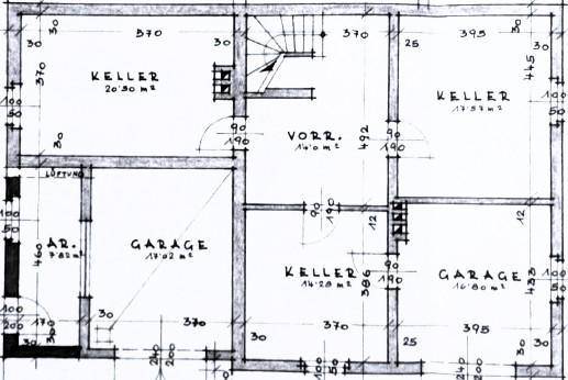 Grundrissplan des Kellergeschosses mit Kellerräumen, Vorratsraum und Garagen.
