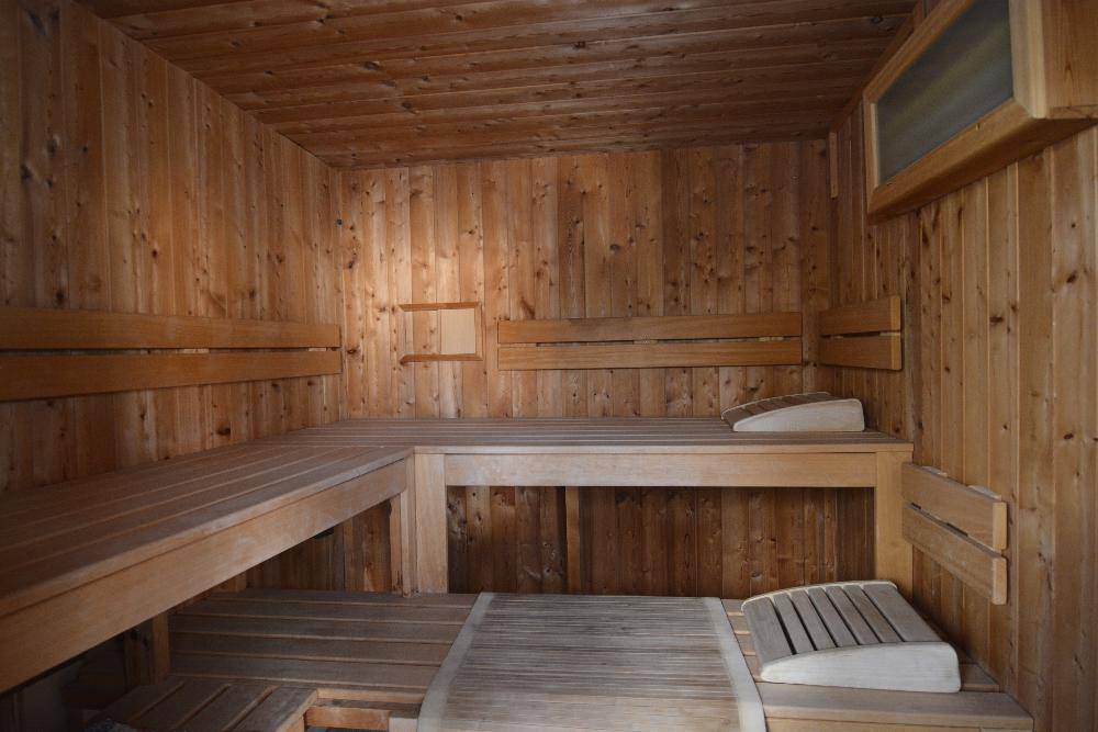 Traditionelle Holzsauna mit mehreren Bänken für Entspannung und Wellness.
