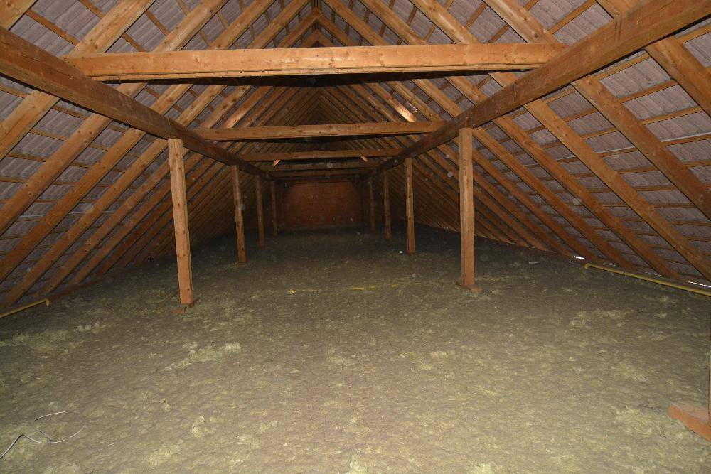 Geräumiger Dachboden mit freiliegenden Holzbalken und viel ungenutztem Raum.