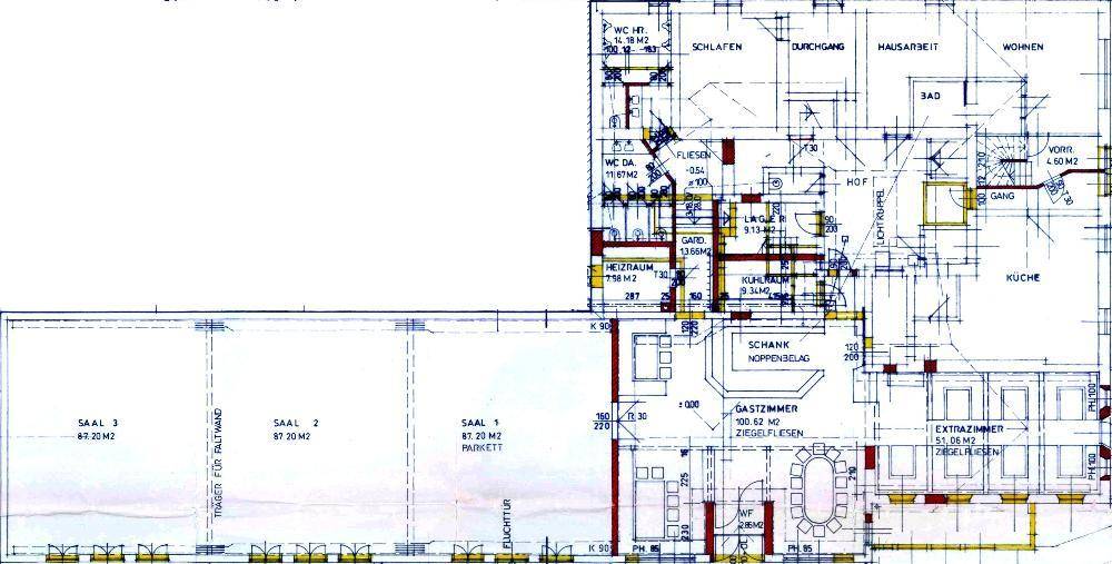 Detaillierter Grundriss mit verschiedenen Räumen, Saalbereichen und einer Küche, übersichtlich dargestellt.