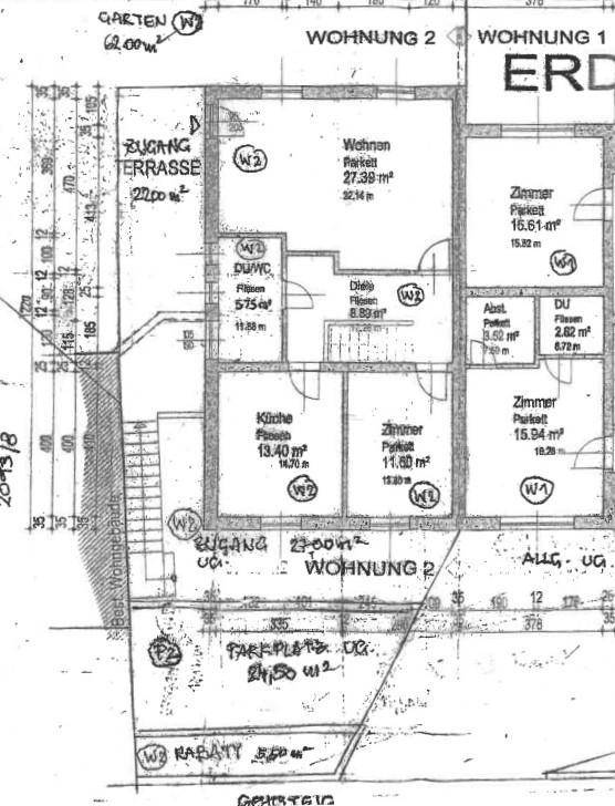 Grundriss der Wohnung 2 im Erdgeschoss mit Küche, Wohnzimmer und Zugang zur Terrasse.