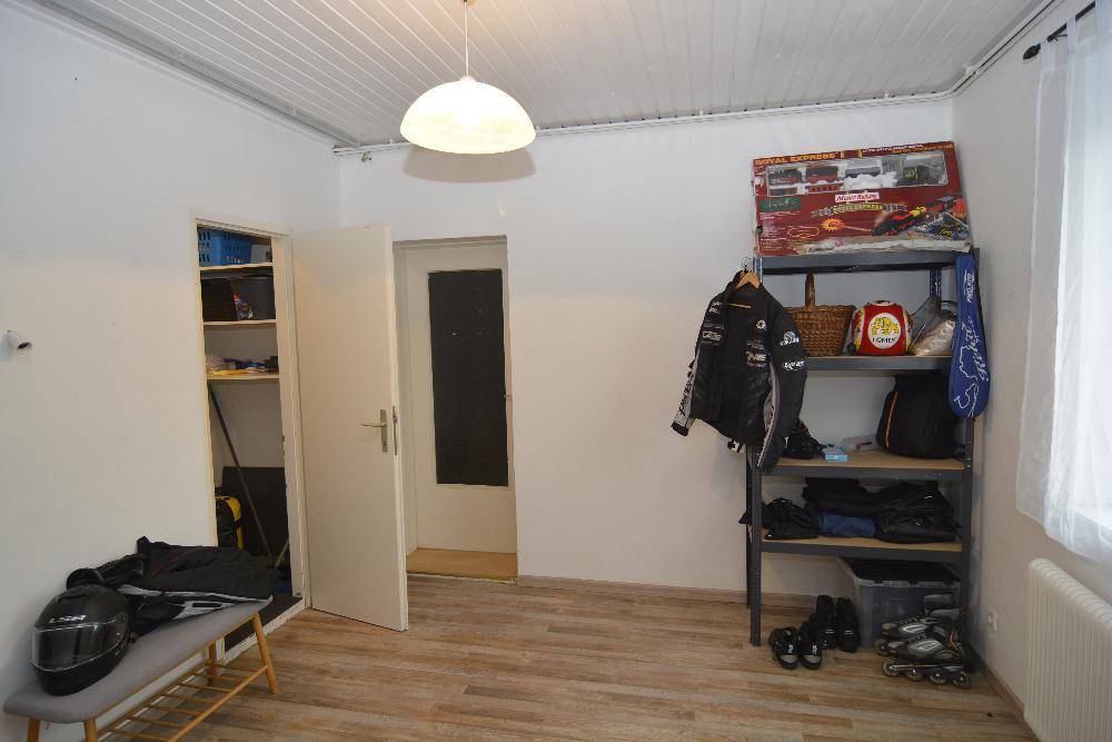 Abstellraum mit Regalen und Platz für Sportausrüstung und Kleidung.