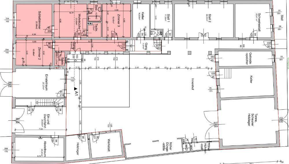 Detaillierter Grundriss des Erdgeschosses mit verschiedenen Räumen und Innenhof.