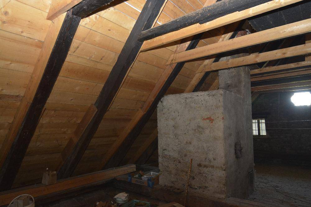 Geräumiger Dachboden mit sichtbaren Holzbalken und viel Potenzial für Ausbau.