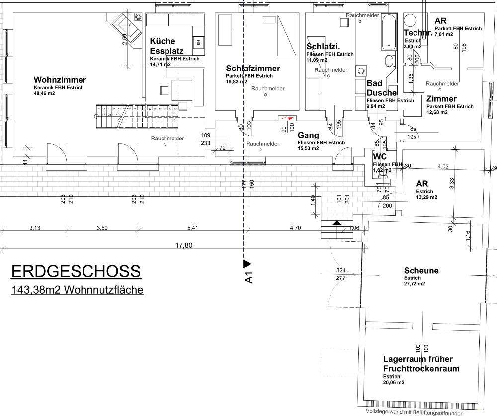 Grundriss des Erdgeschosses mit Wohnzimmer, Küche, Schlafzimmern und Bad.
