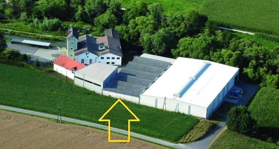 Luftaufnahme des Anwesens mit umliegenden Feldern und einem Hinweis auf das Grundstück.