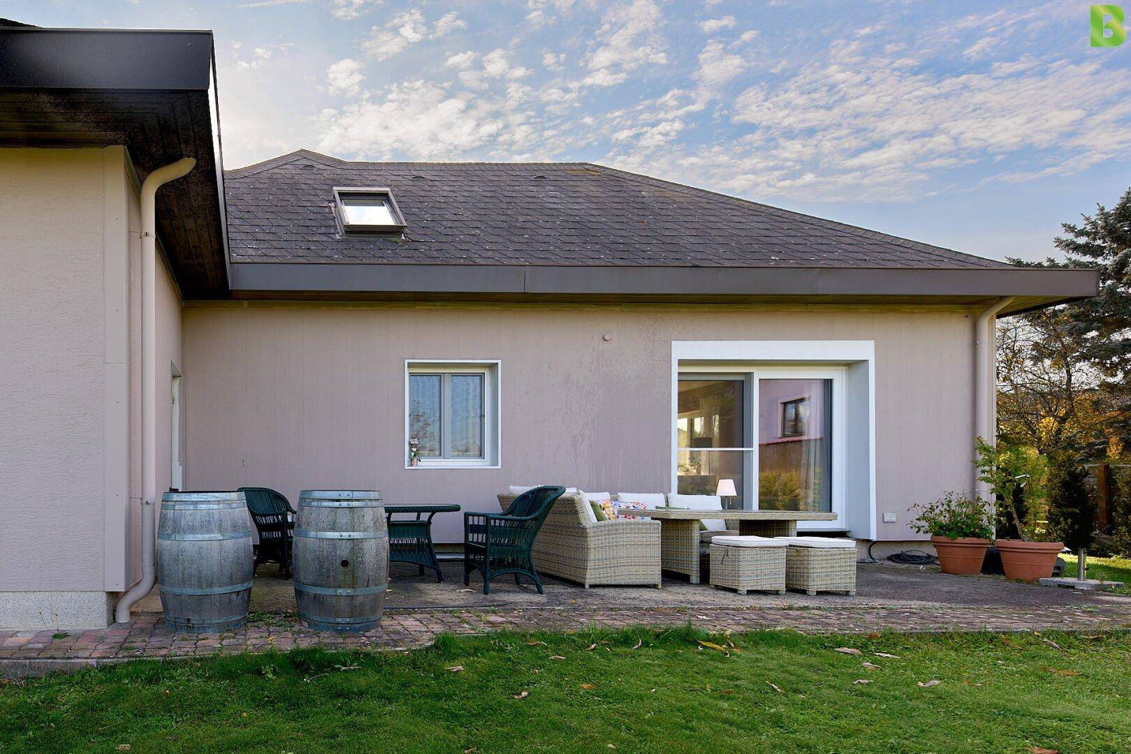 Ihr Traum-Bungalow mit großem Garten in Wolkersdorf: Gepflegte 3 - 4 Zimmer-Oase mit Terrasse und Garage! - Ansicht 2