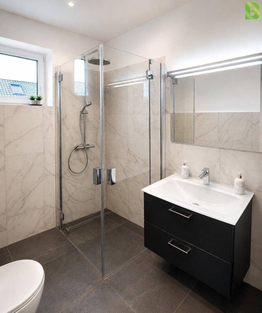 Modernes Badezimmer mit begehbarer Dusche, dunklen Fliesen und Fenster.