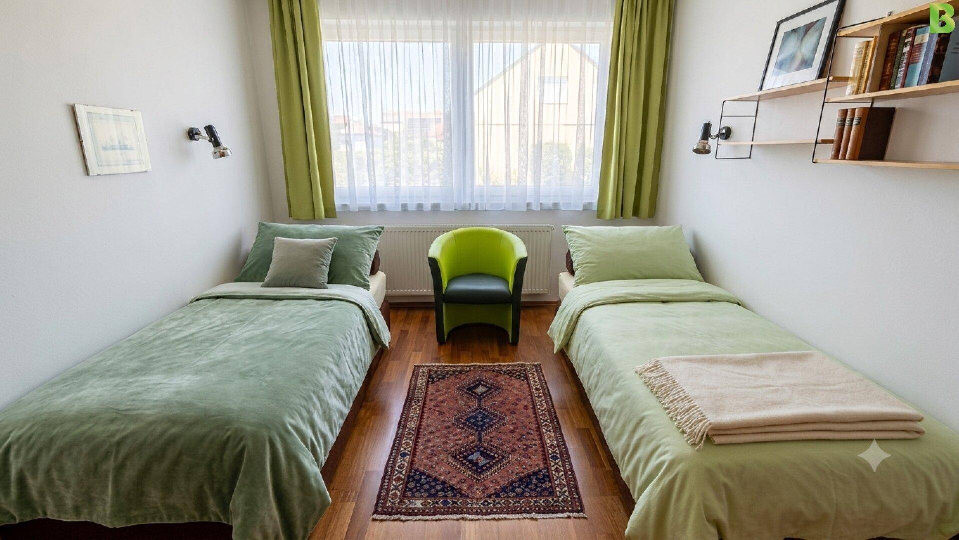 Helles Schlafzimmer mit zwei Einzelbetten, Holzfußboden und grünen Akzenten.