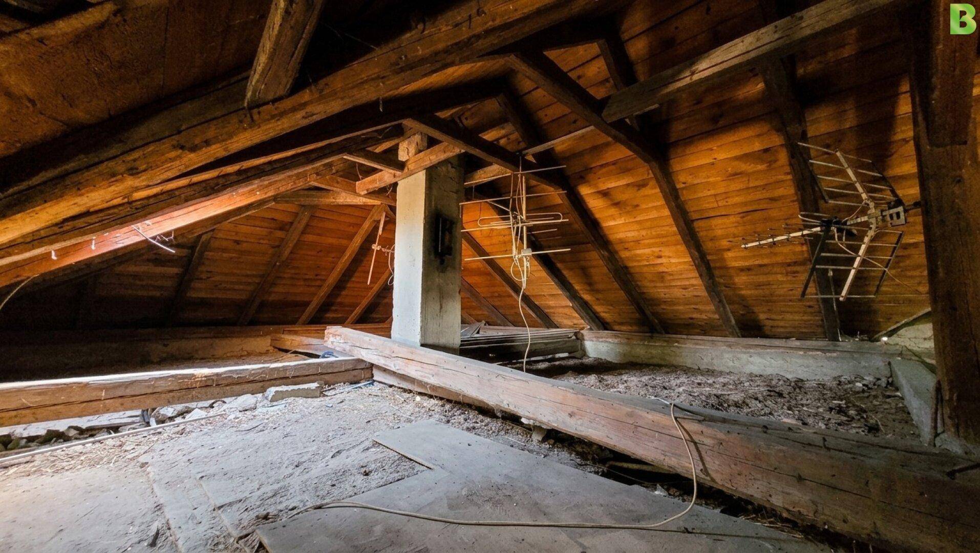 Geräumiger Dachboden mit sichtbaren Holzbalken und viel Stauraum, ideal zum Ausbau.