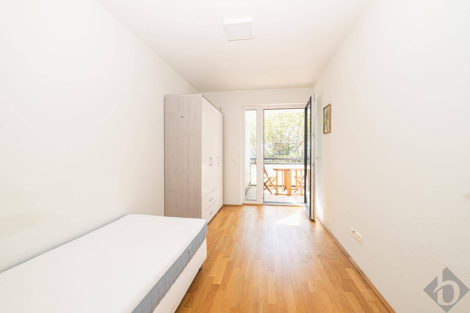 Schlafzimmer 2 mit Zugang zum Balkon