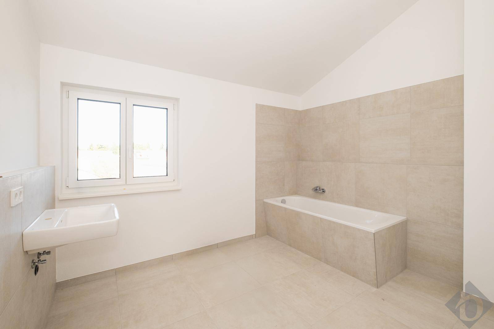 Badezimmer mit Fenster und Wanne