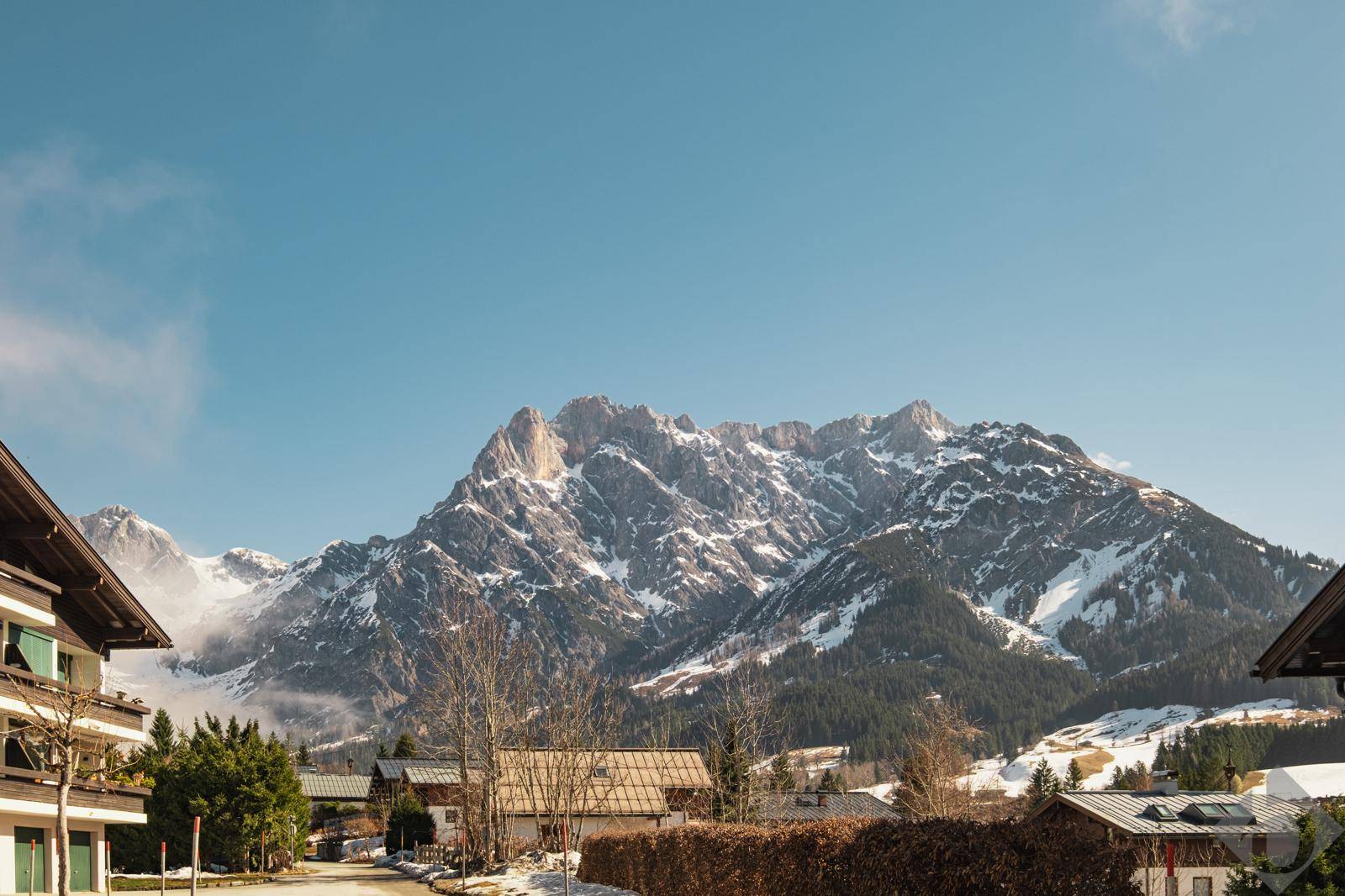 Atemberaubender Blick auf schneebedeckte Berggipfel und eine malerische Winterlandschaft.