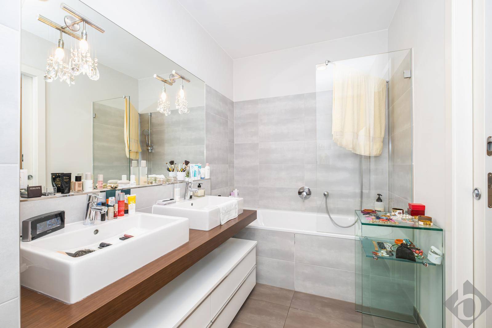Geräumiges Badezimmer mit Badewanne, Doppelwaschbecken und moderner Ausstattung.