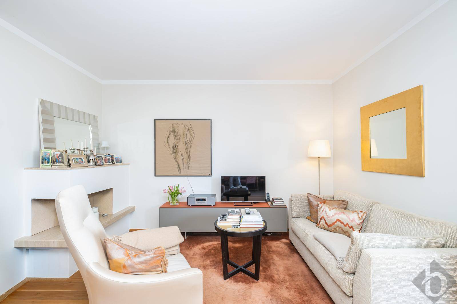 Helles Wohnzimmer mit Kamin, bequemen Sofas und modernem Dekor.