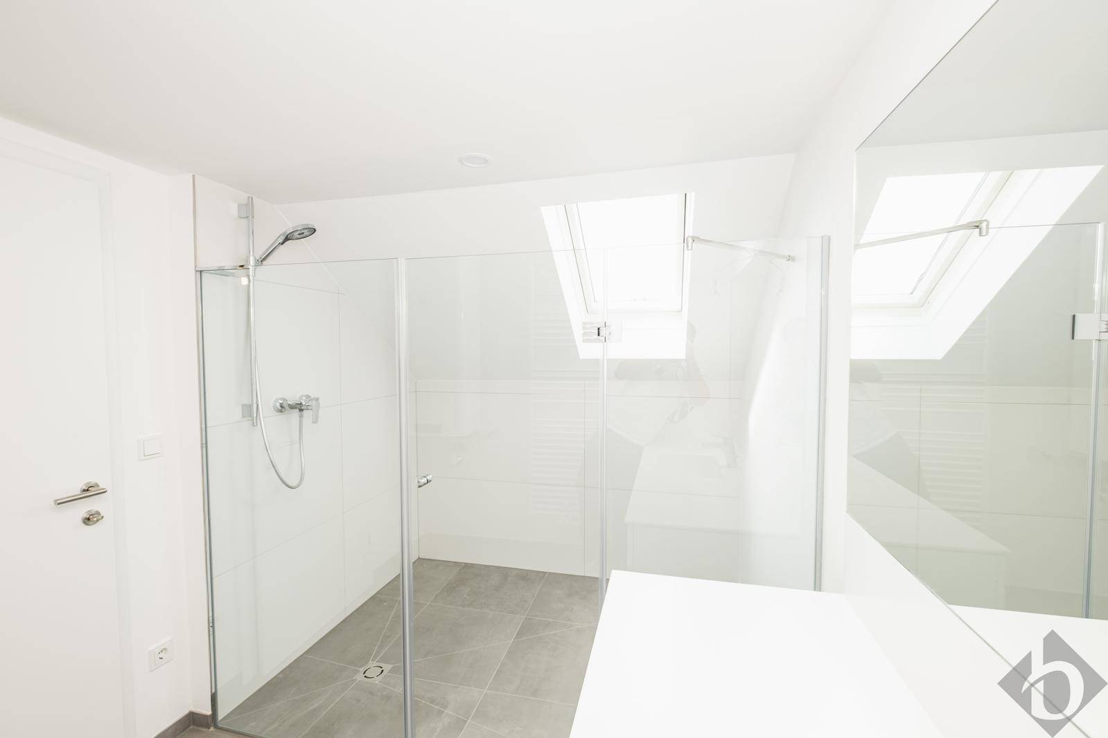 Badezimmer 2 mit XXL-Walk-In-Dusche