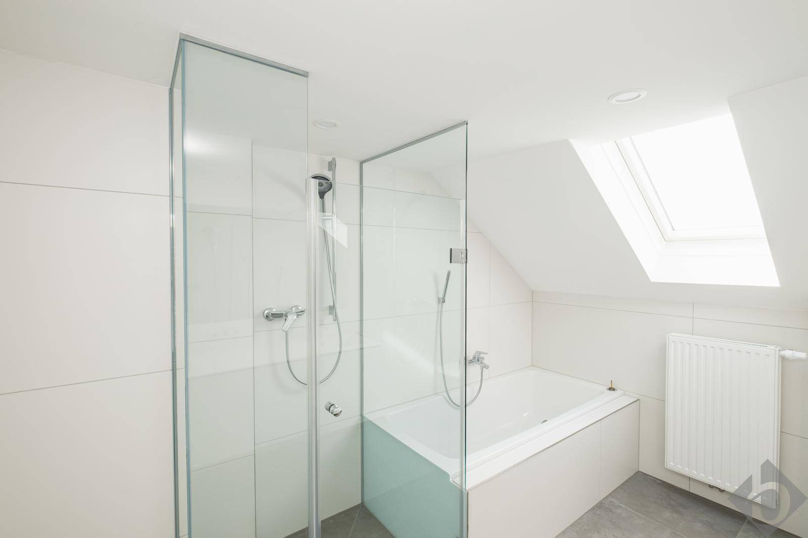 Badezimmer 1 mit Dusche und Wanne