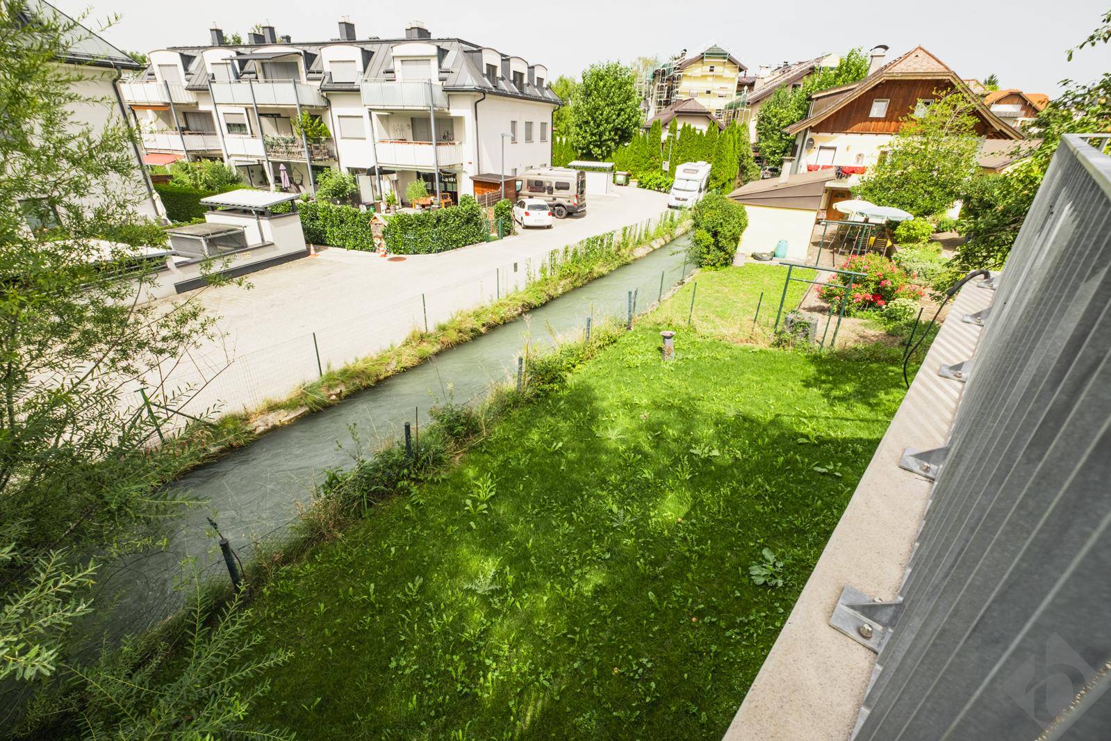 Blick vom Parkdeck in den Garten