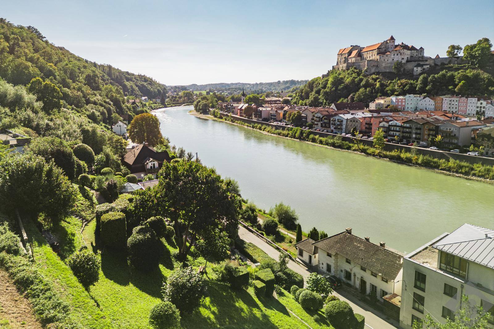 Weitläufiger Panoramablick auf die malerische Flusslandschaft mit Stadt und historischer Burg.