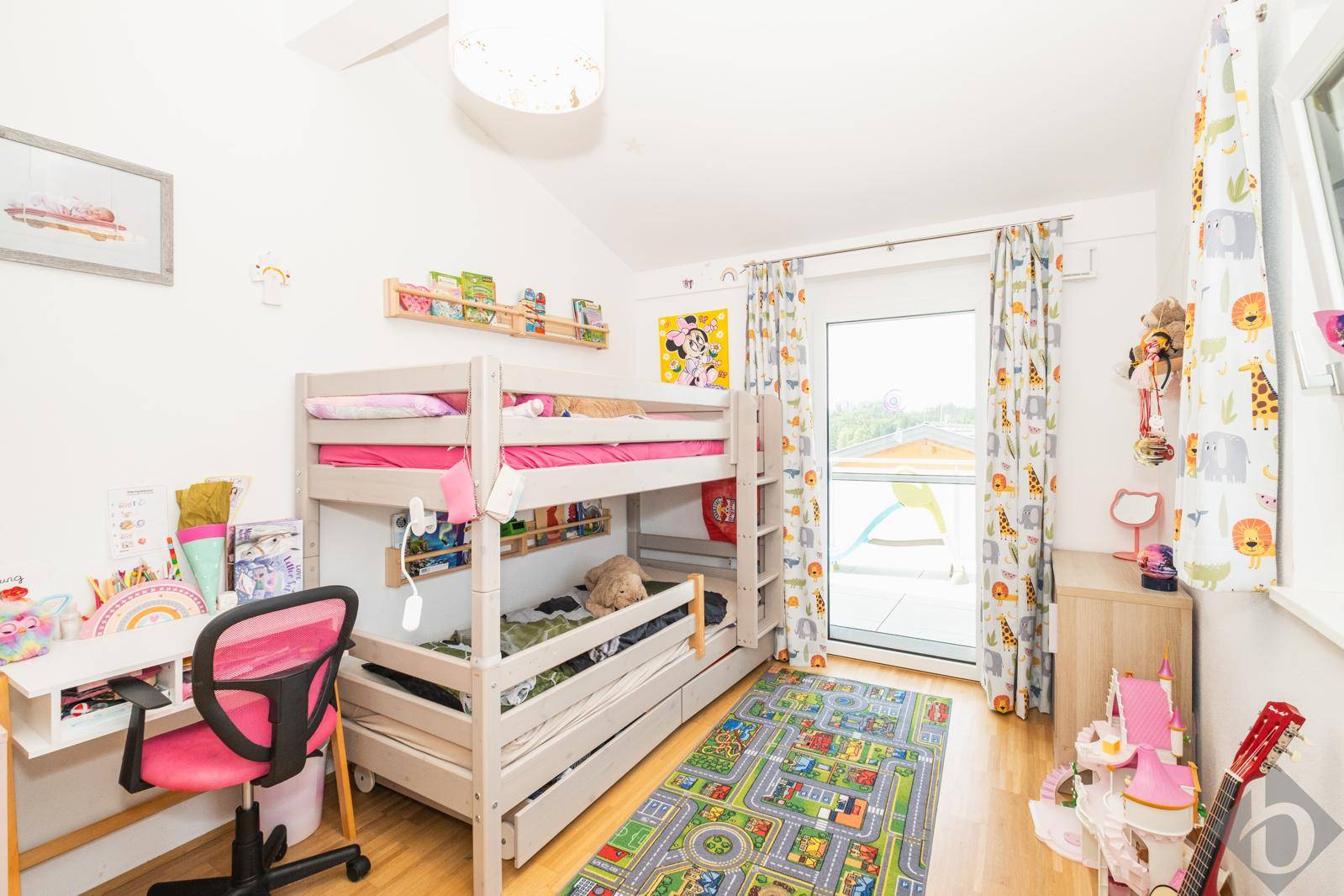 Kinderzimmer mit Terrassenzugang