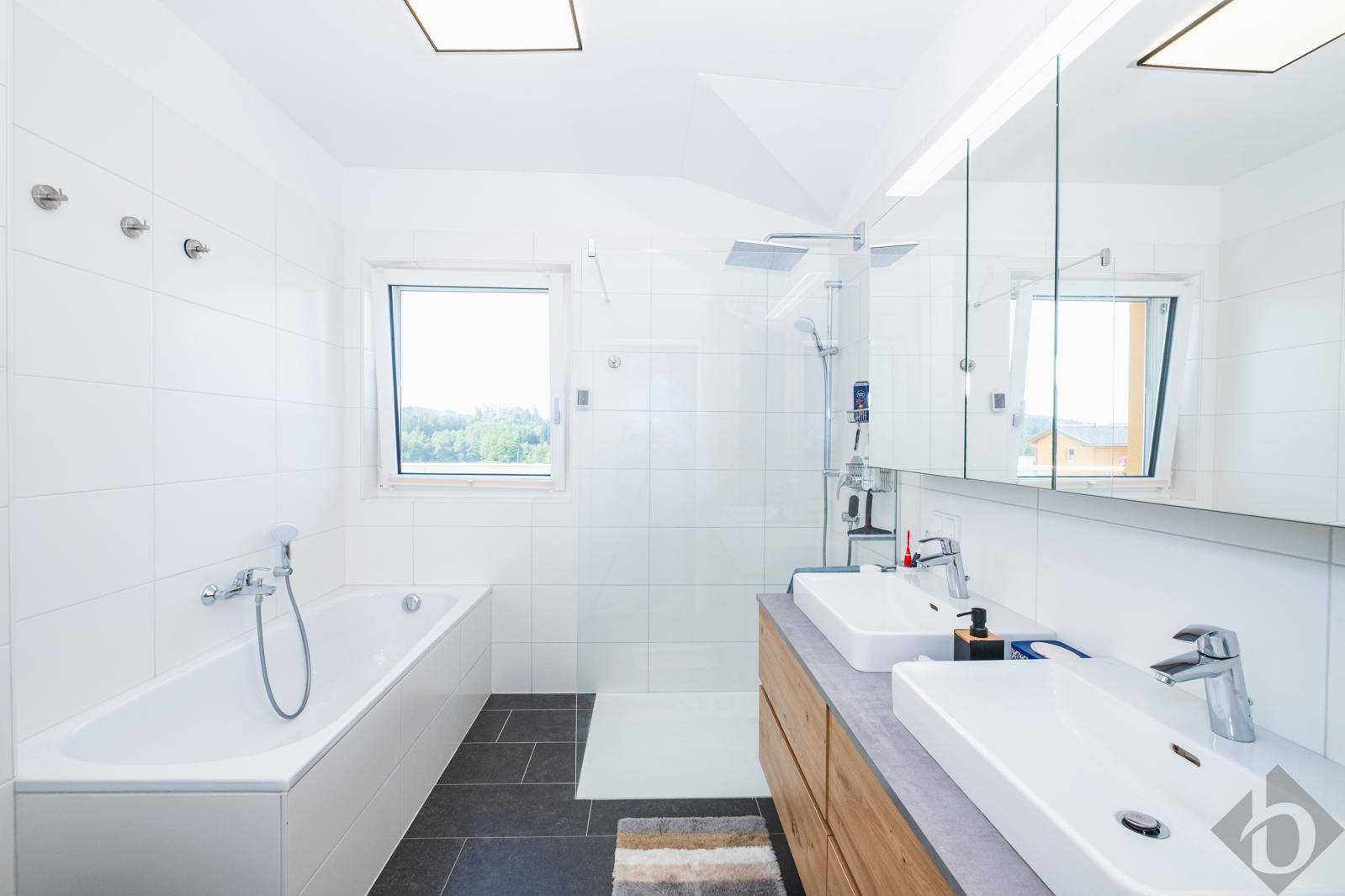 Badezimmer mit Wanne und Walk-In-Dusche