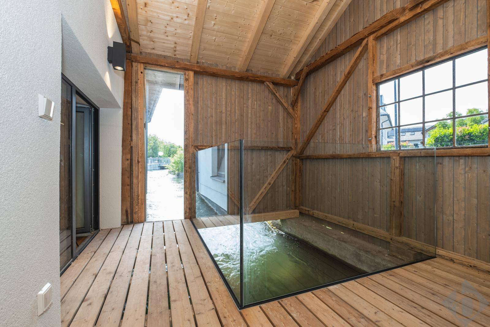 Indoor-Outdoor Bereich direkt über dem Bach