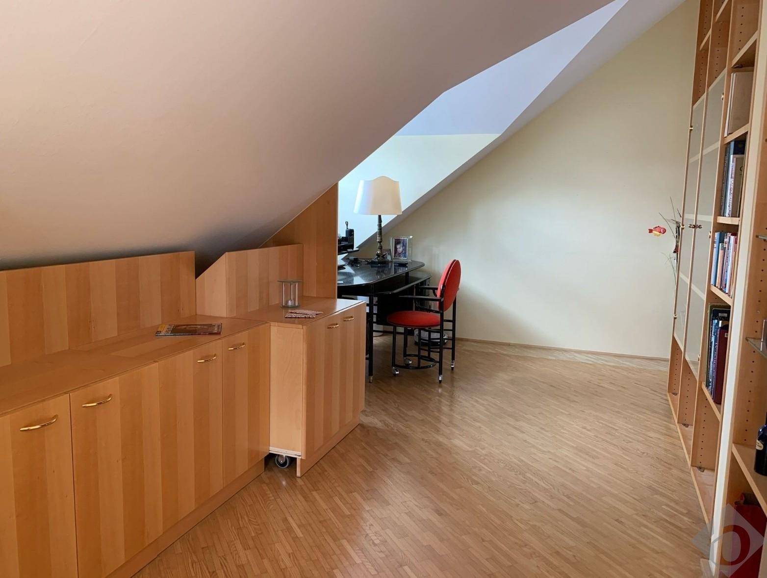 Wohnzimmer mit intelligenten Einbauschränken